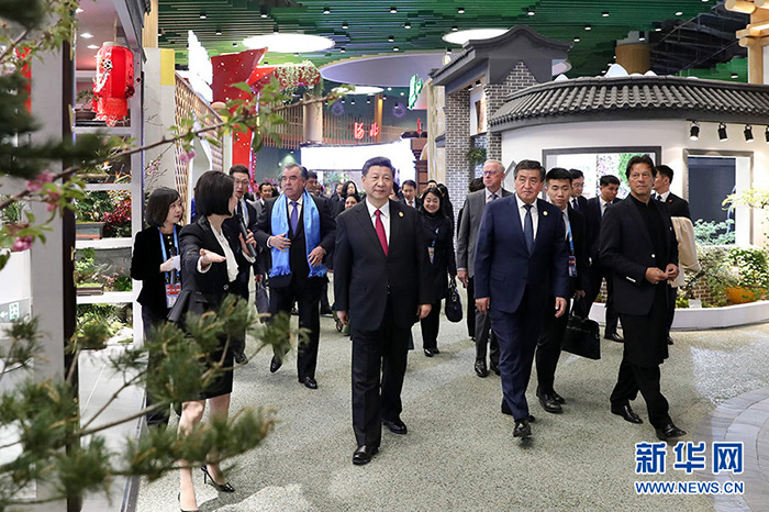 習近平和彭麗媛同出席2019年中國北京世界園藝博覽會的外方領(lǐng)導人夫婦共同參觀園藝展